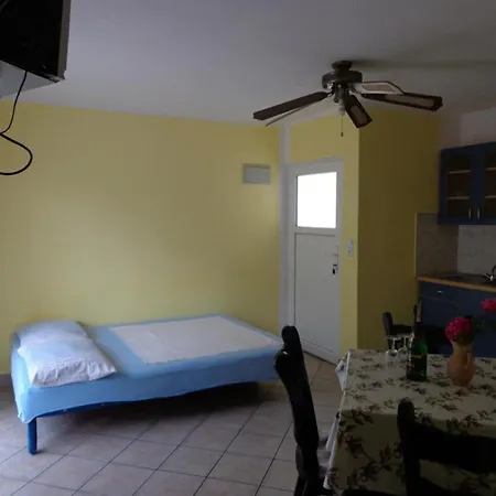 Popi - One Bedroom With Balcony 6 *